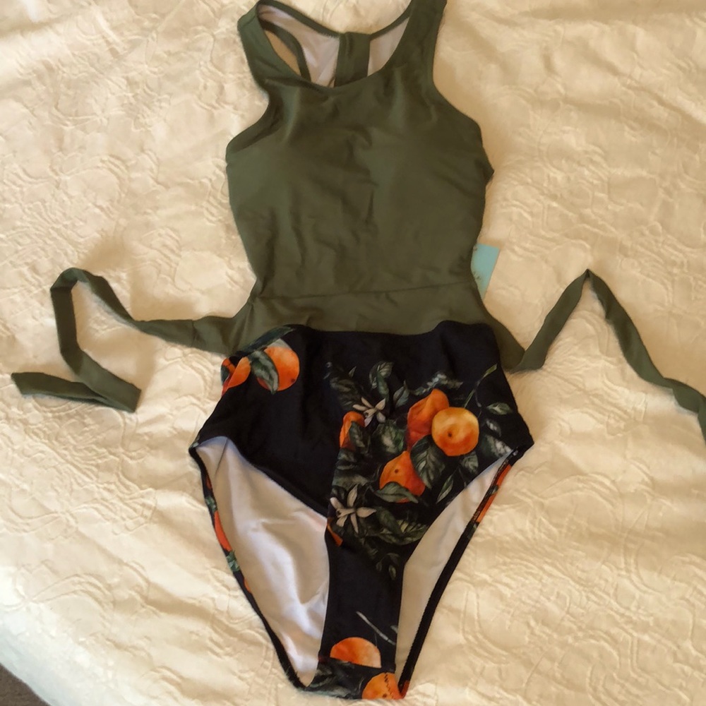 Swimsuit - Picture 6 of 7